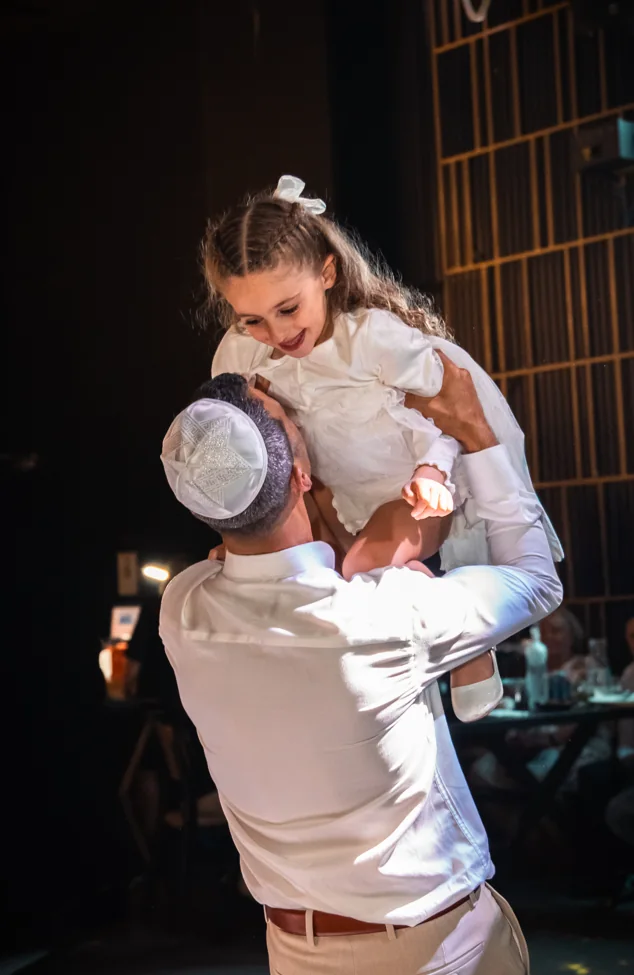 אבא ובתו בחגיגה