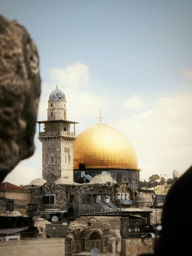כיפת הסלע דרך מבני העיר העתיקה