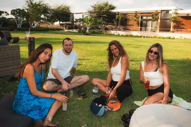 חברים יושבים יחד בגינה במסיבה