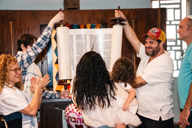 הרמת ספר התורה עם המשפחה