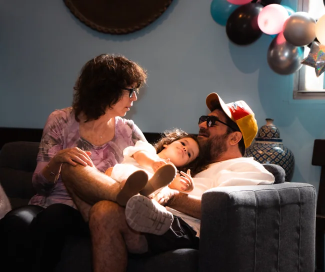 רגע משפחתי באור החלון