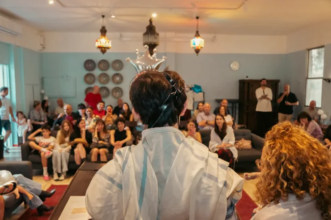 חתן בר המצווה מול האורחים