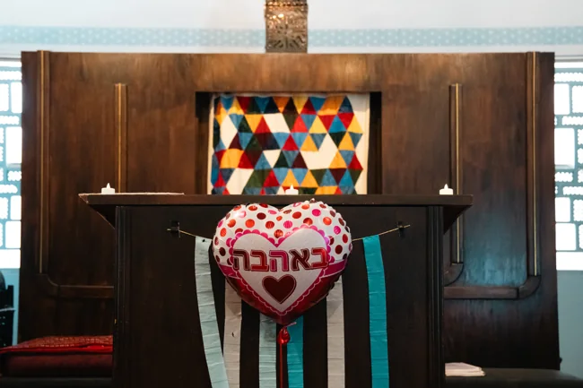 בלון חגיגי מול ארון הקודש