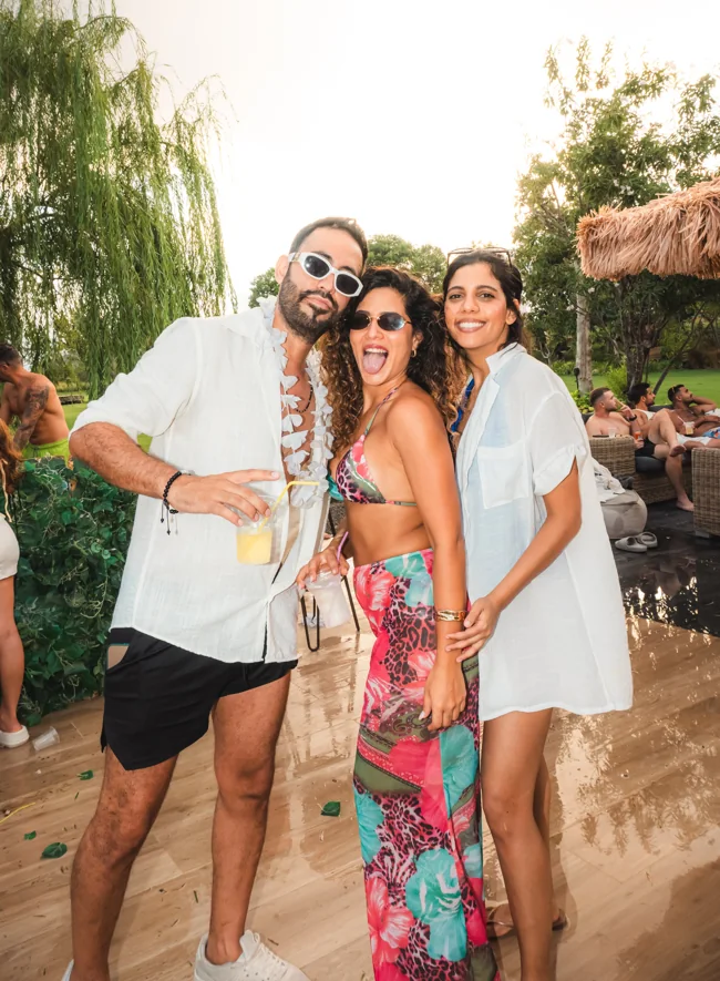 חברים באירוע באור יום